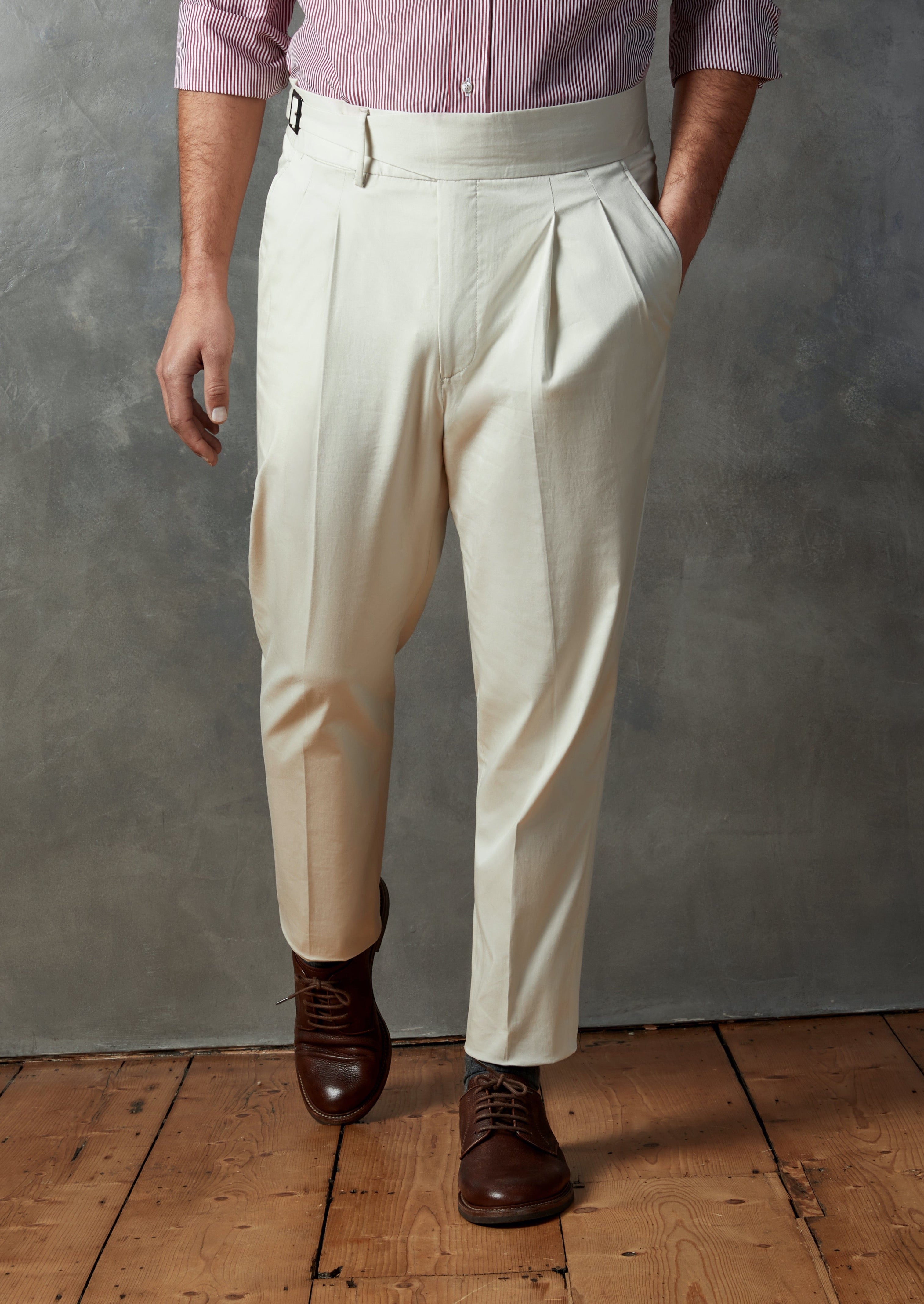 Pantalone Sartoriale in Cotone Gabardine con Doppia Pinces e Cinturino con Linguetta Estesa 