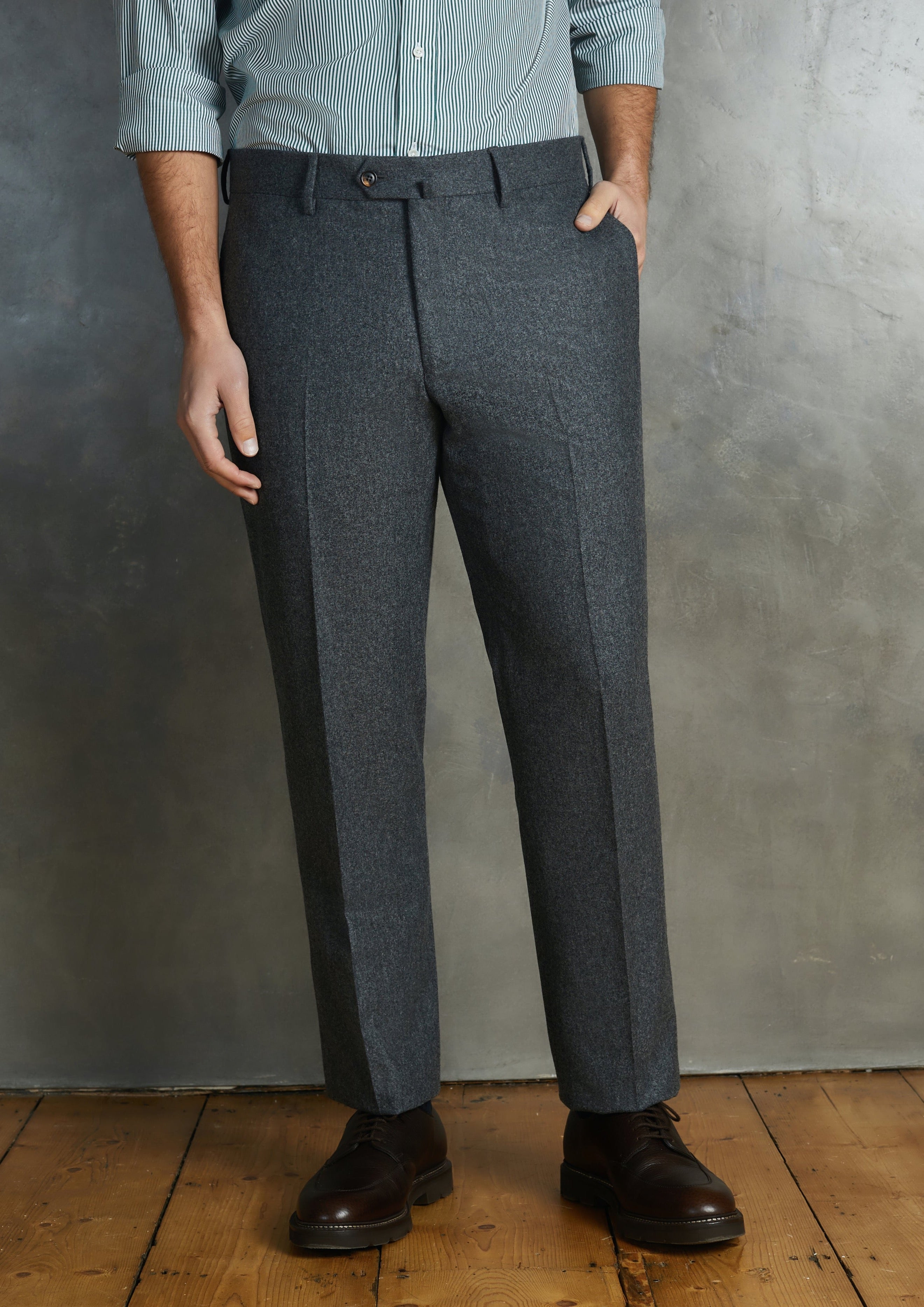 Pantaloni dal taglio tradizionale in flanella di lana grigio antracite