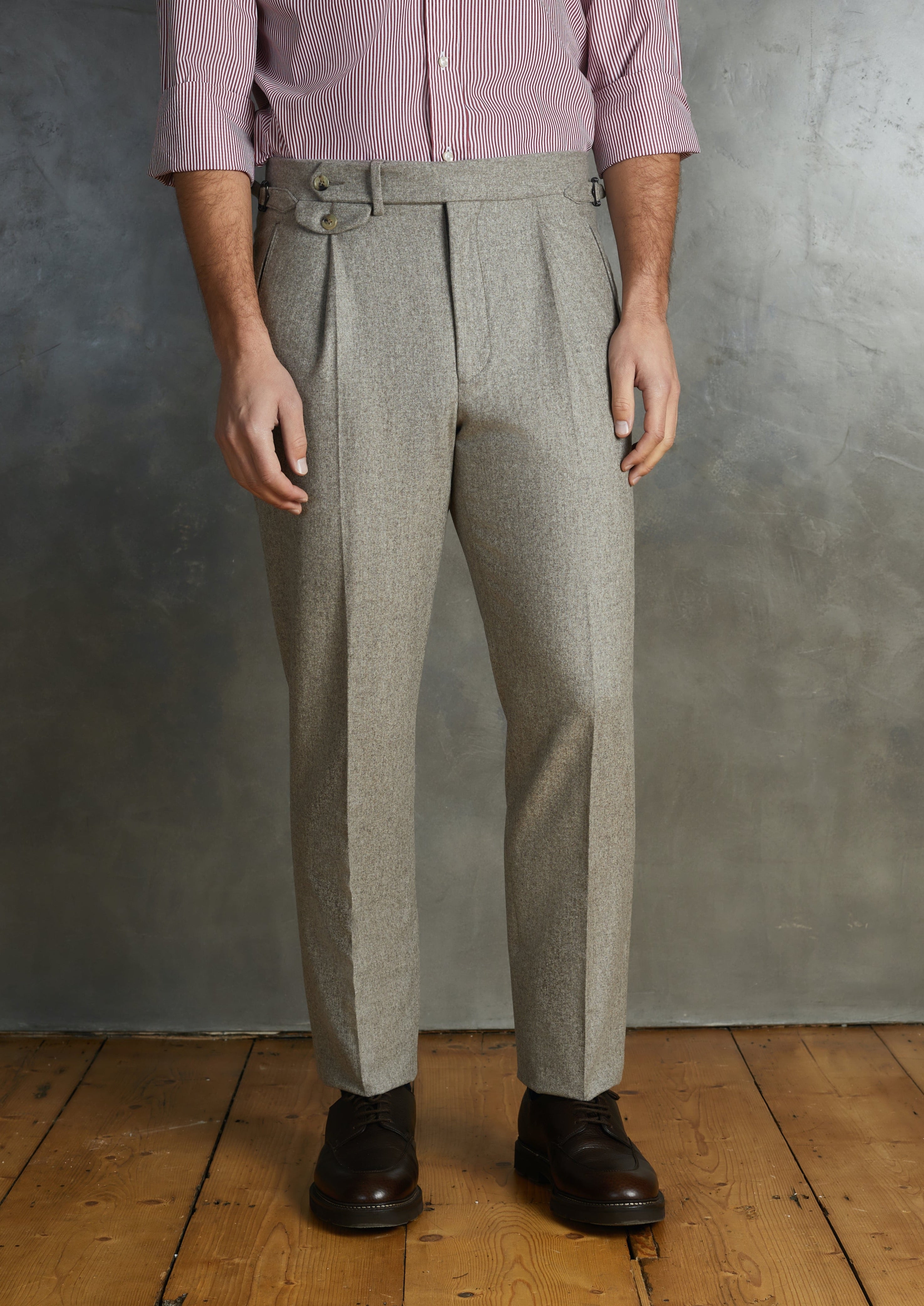 Pantaloni in flanella di lana con piega e fascia in vita  