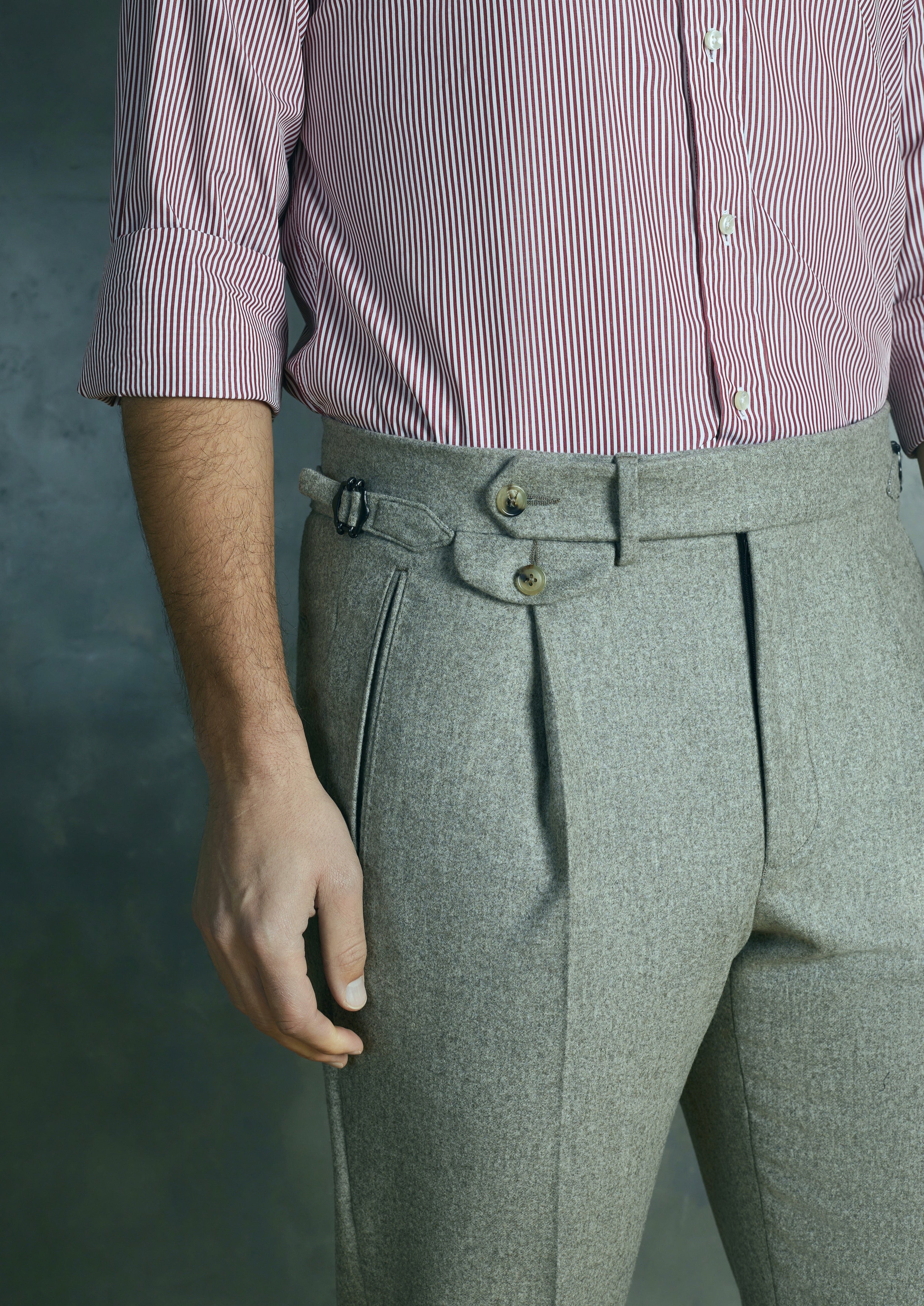 Pantaloni in flanella di lana con piega e fascia in vita  